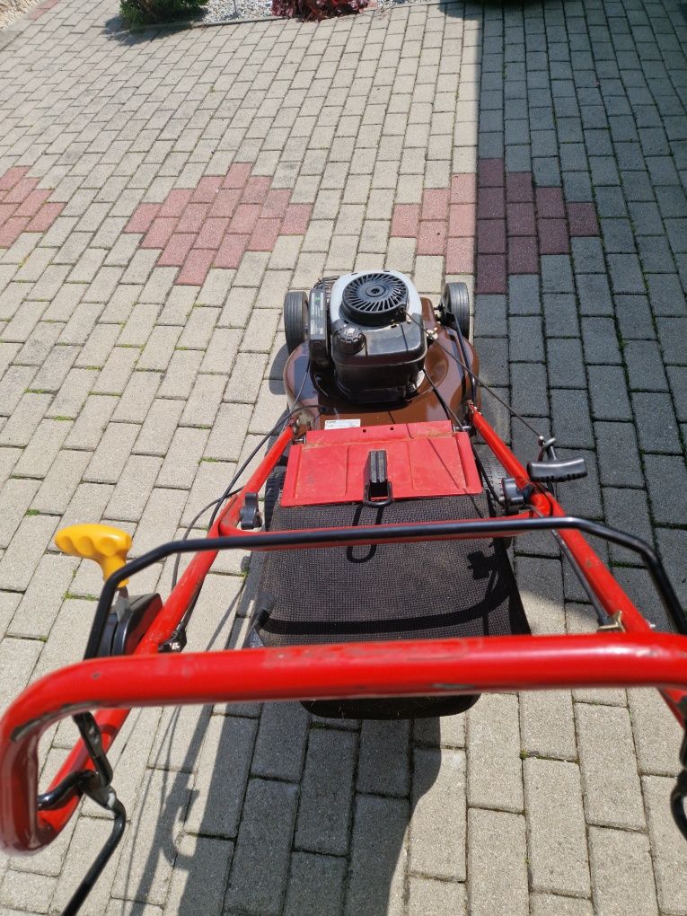 Kosiarka spalinowa z napędem.