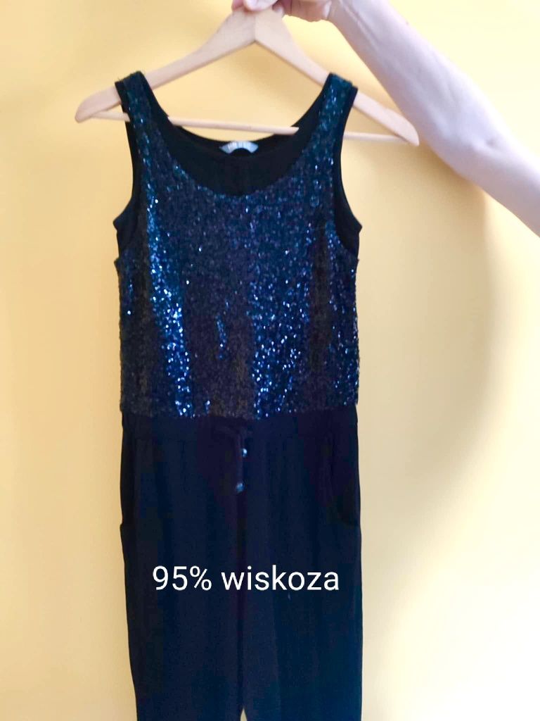 Czarny kombinezon z cekinami marki Lindex