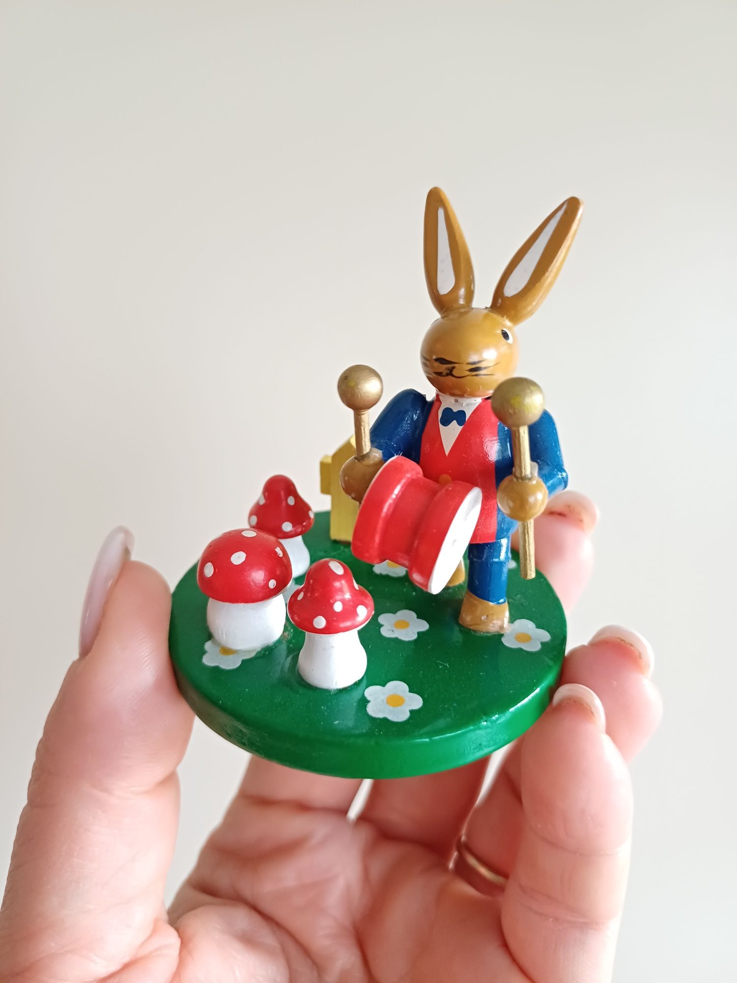 Drewniany króliczek zajączek muzykant ręcznie malowana figurka vintage