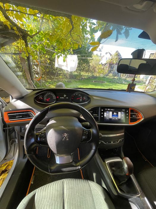Продам автомобіль Пежо 308 2016