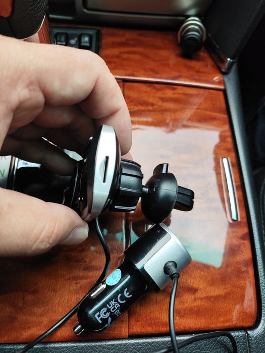 FM модулятор майже в новому стані. Із зарядкою до телефону .