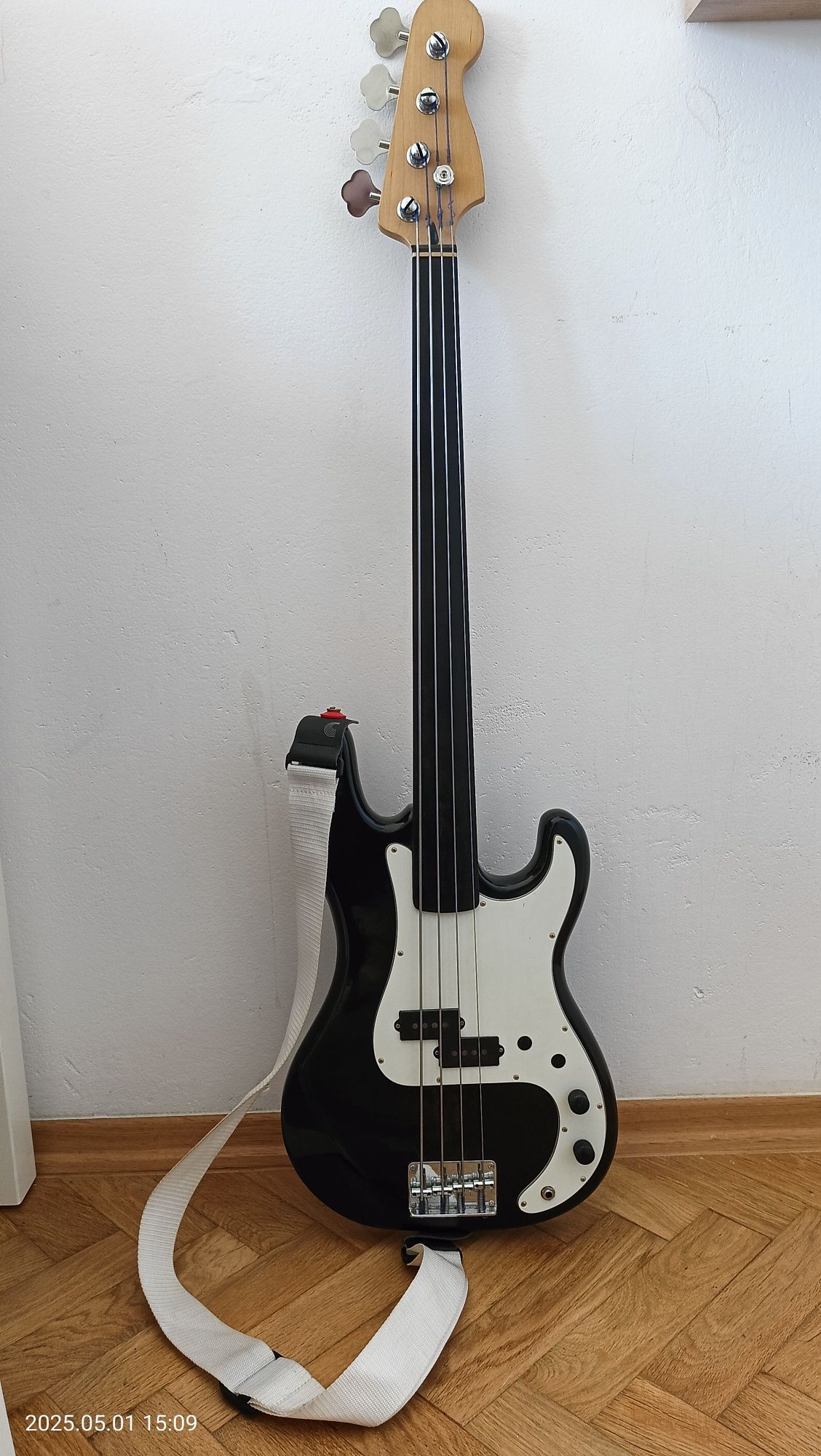 Gitara basowa Hohner Professional Precision Bass Fretless (bezprogowa)