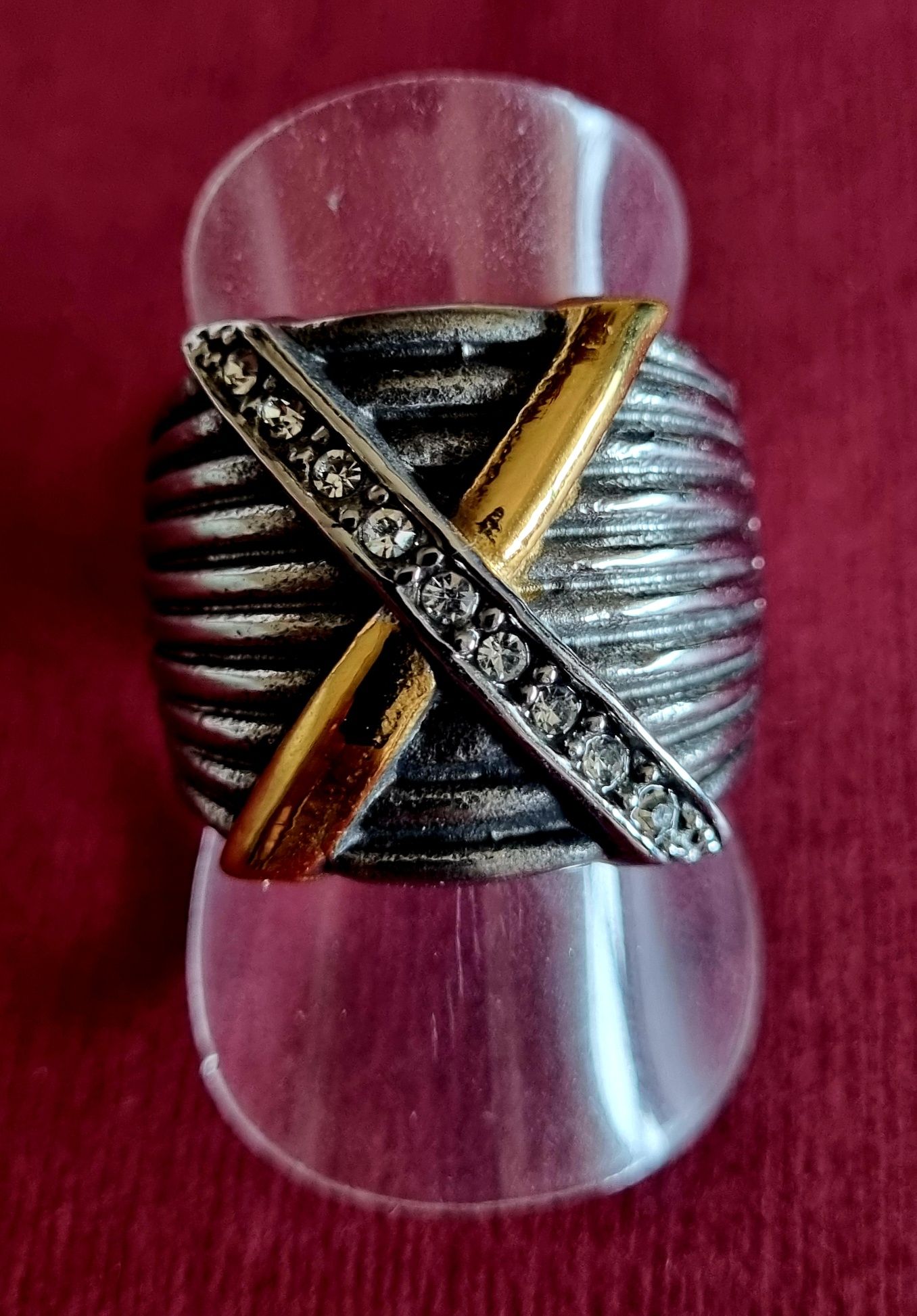 Anel prateado, em aço, com X dourado e com zirconias. T17/18