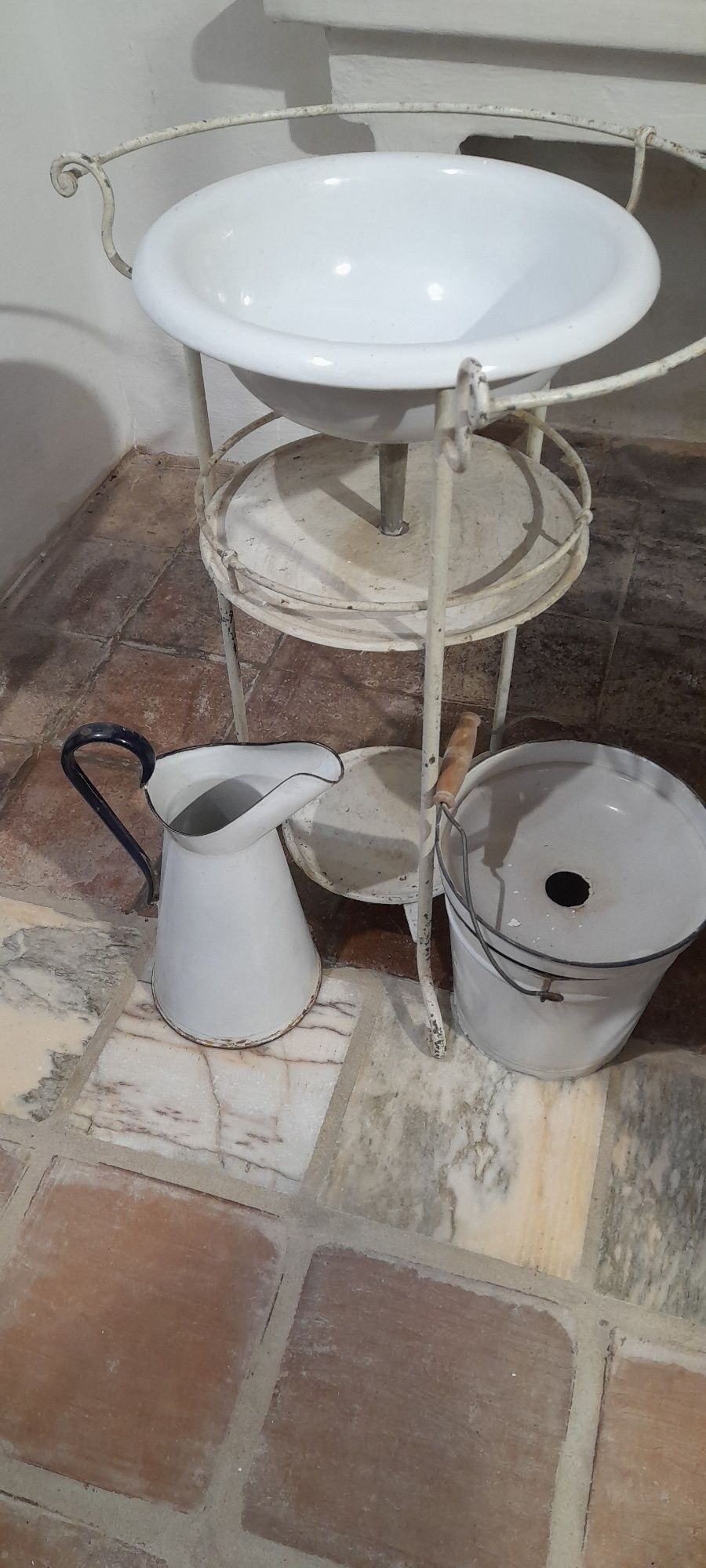 Lavatório antigo - Em ferro, loiça e esmalte