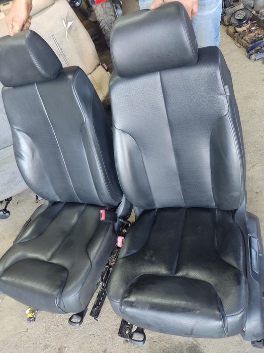 У наявності багато шкіряних салонів на різні моделі авто