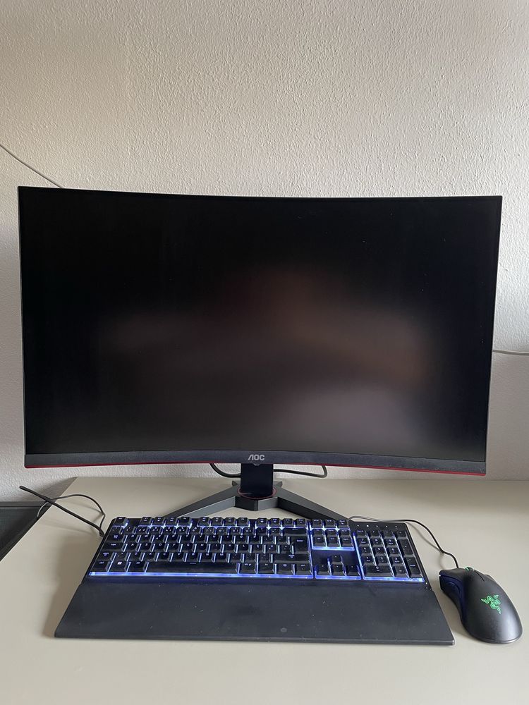 Pack: monitor AOC gaming, torre, teclado e rato Razer