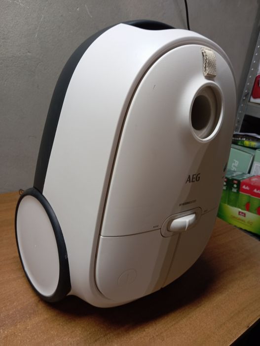 Пылесос мешковый AEG пилосос