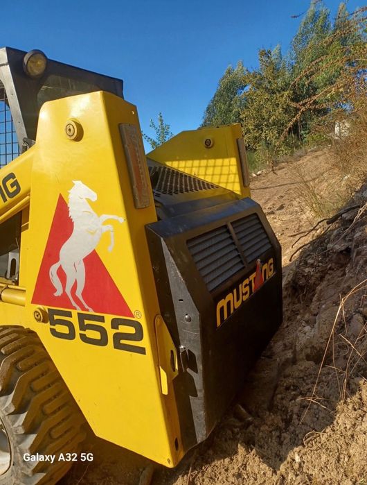 Pá carregadora Mustang 552