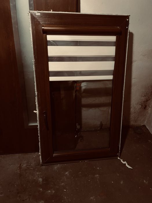 Okno pcv kolor orzech z roletą i parapetem