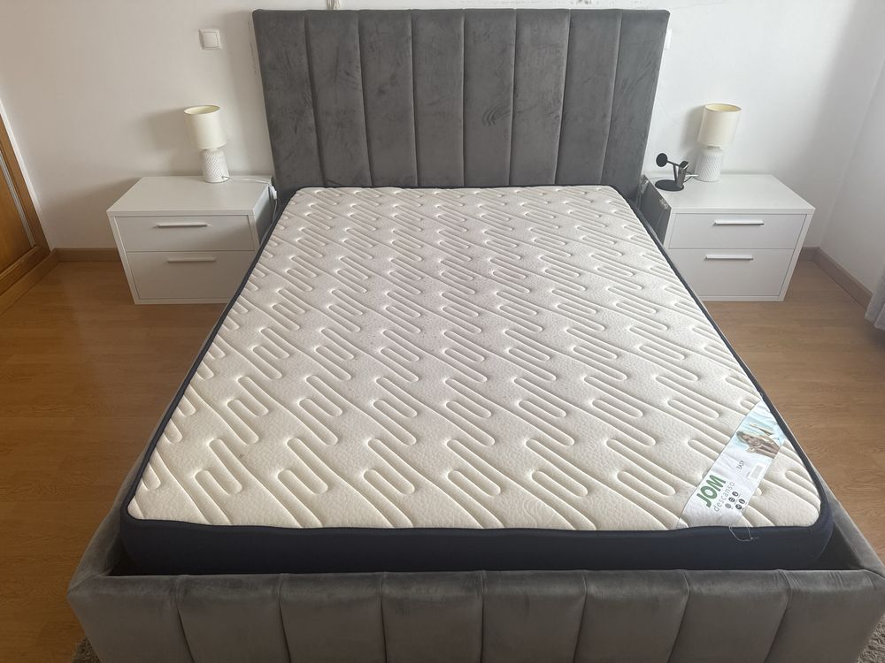 Conjunto cama com mesas de cabeceira