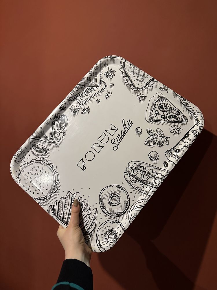 Plastikowa taca biała w czarne wzorki obłe boki