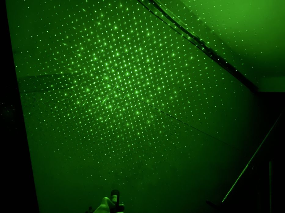 Мощная лазерная указка. Дальность до 15 км. С аккумулятором и зарядкой