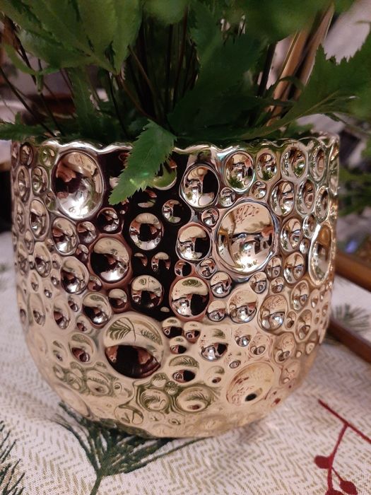 Duża osłonka do roślin, w kolorze jasnego złota.