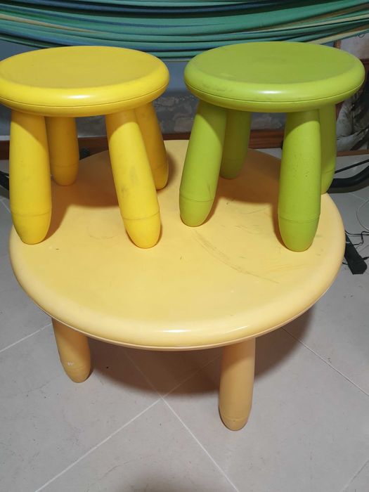 Mesa criança e bancos