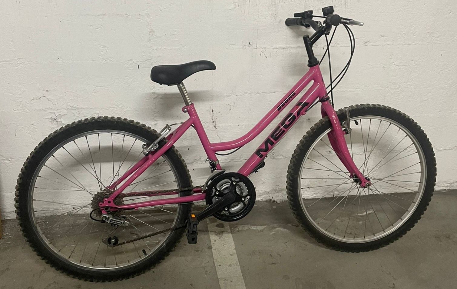 Bicicleta rosa pouco uso.