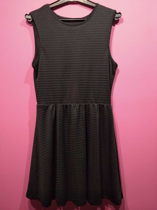 Śliczna czarna sukienka z wycięciem na plecach S M