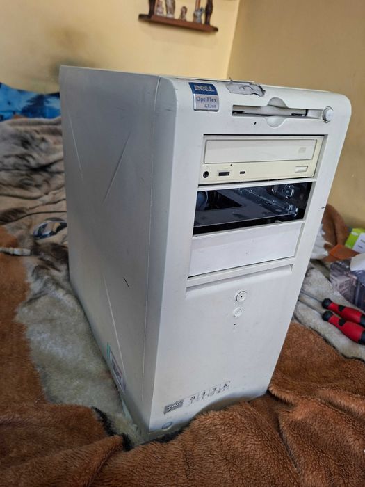 stary retro komputer stacjonarny Dell Optiplex gx200