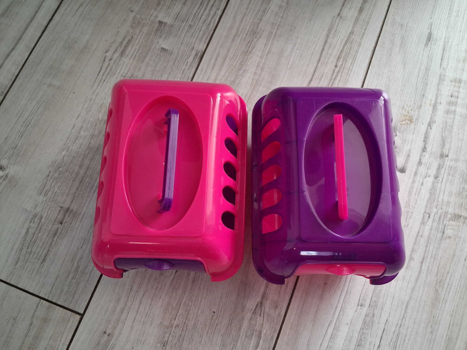 Dwa transporterki do zabawy