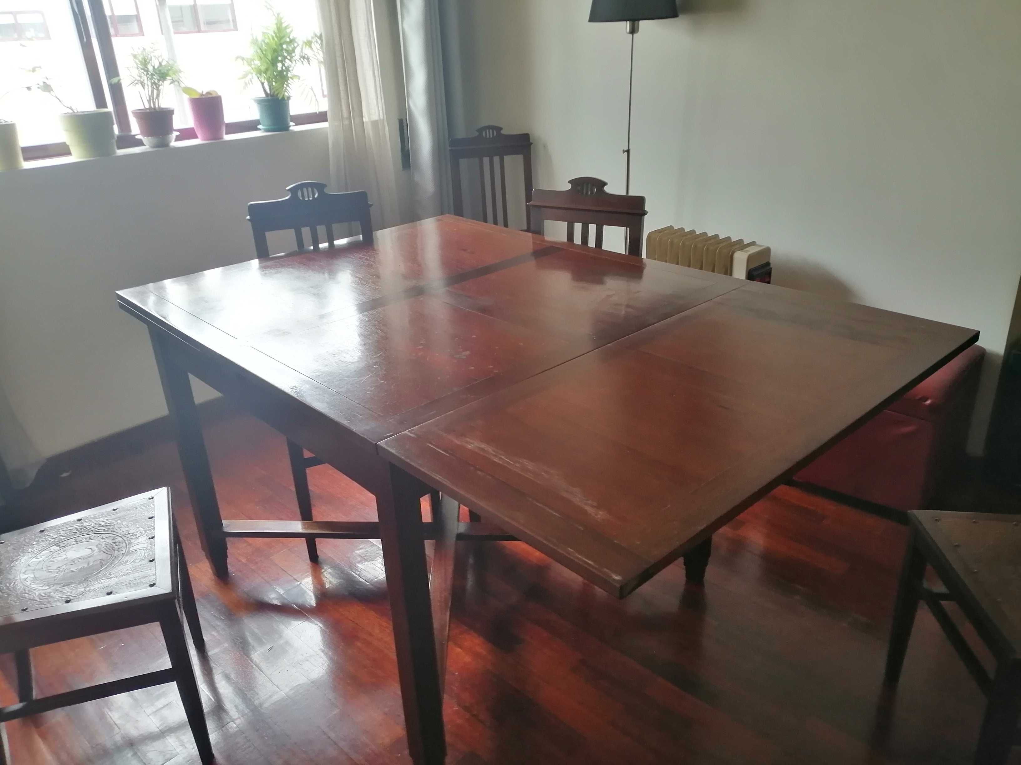 mesa de jantar antiga, com 4 cadeiras, a precisar de restauro