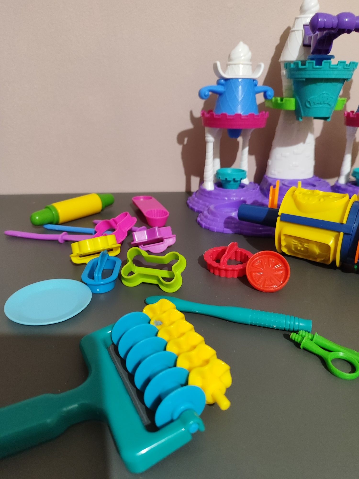 Zestaw do ciastoliny Play doh lodziarnia, wóz strażacki i dodatki
