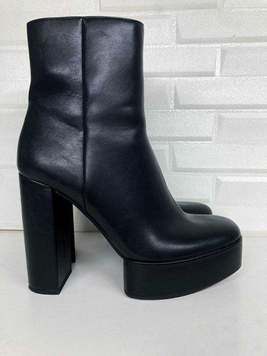 Шкіряні ботильйони  Zara