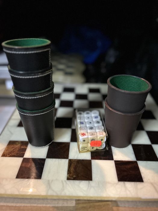 Copos de dados verde e couro