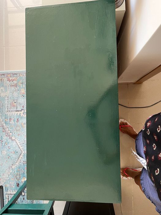 Cómoda antiga pintada e com puxadores novos em porcelana