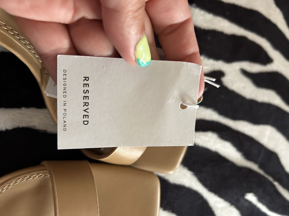 Reserved sandaly 38