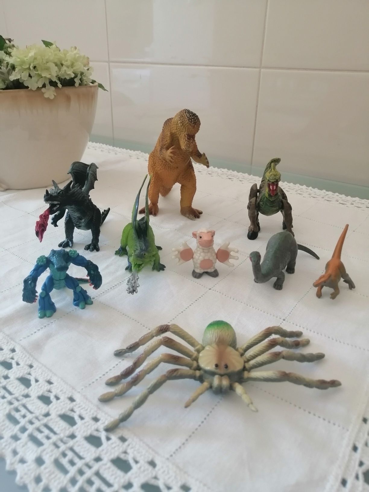 Dinossauros+animais em pvc+bonecos yoko+carros+bolas santitantes.
