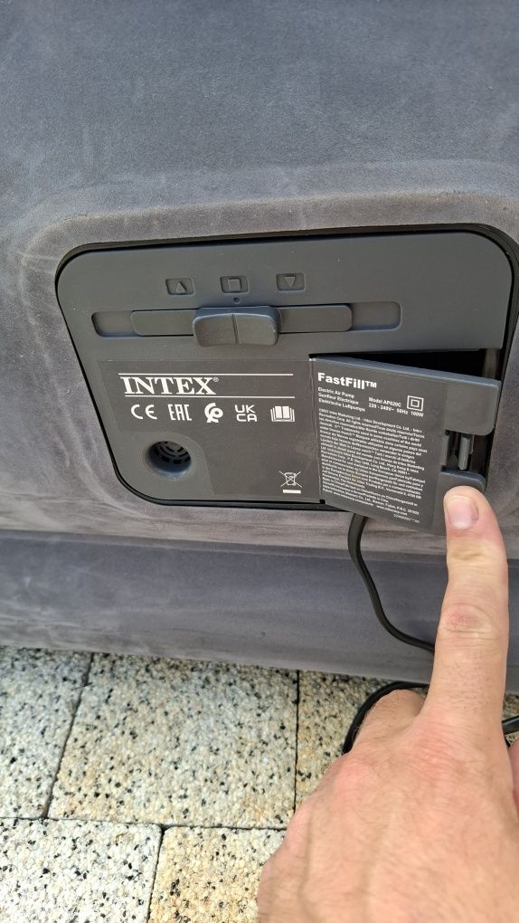 Materac intex z zagłówkiem bardzo duży. Pompka
