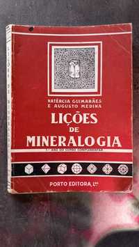 Livro antigo sobre mineralogia, com conteúdos bastante aprofundados