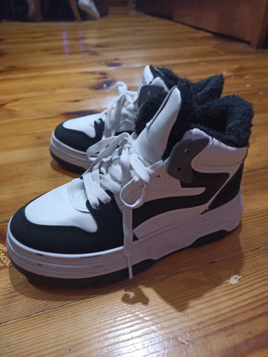 Кросівки зимові.