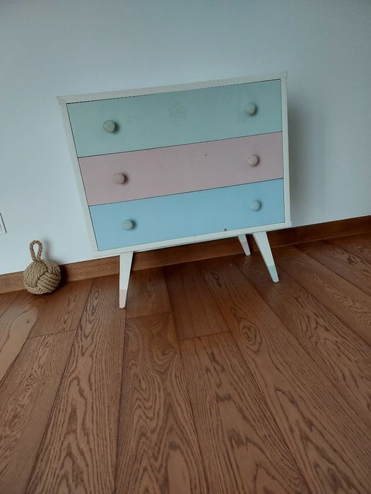Mała komoda dziecięca