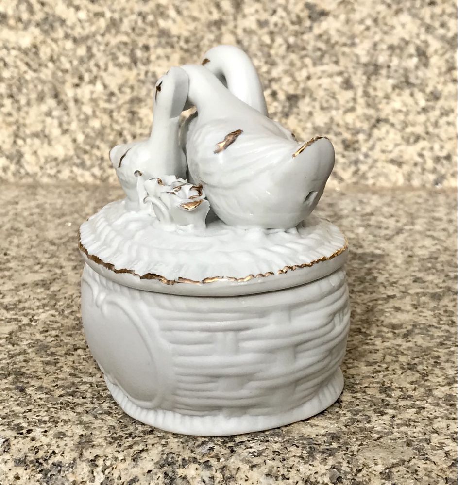 Pequena caixa de porcelana chinesa com cisnes