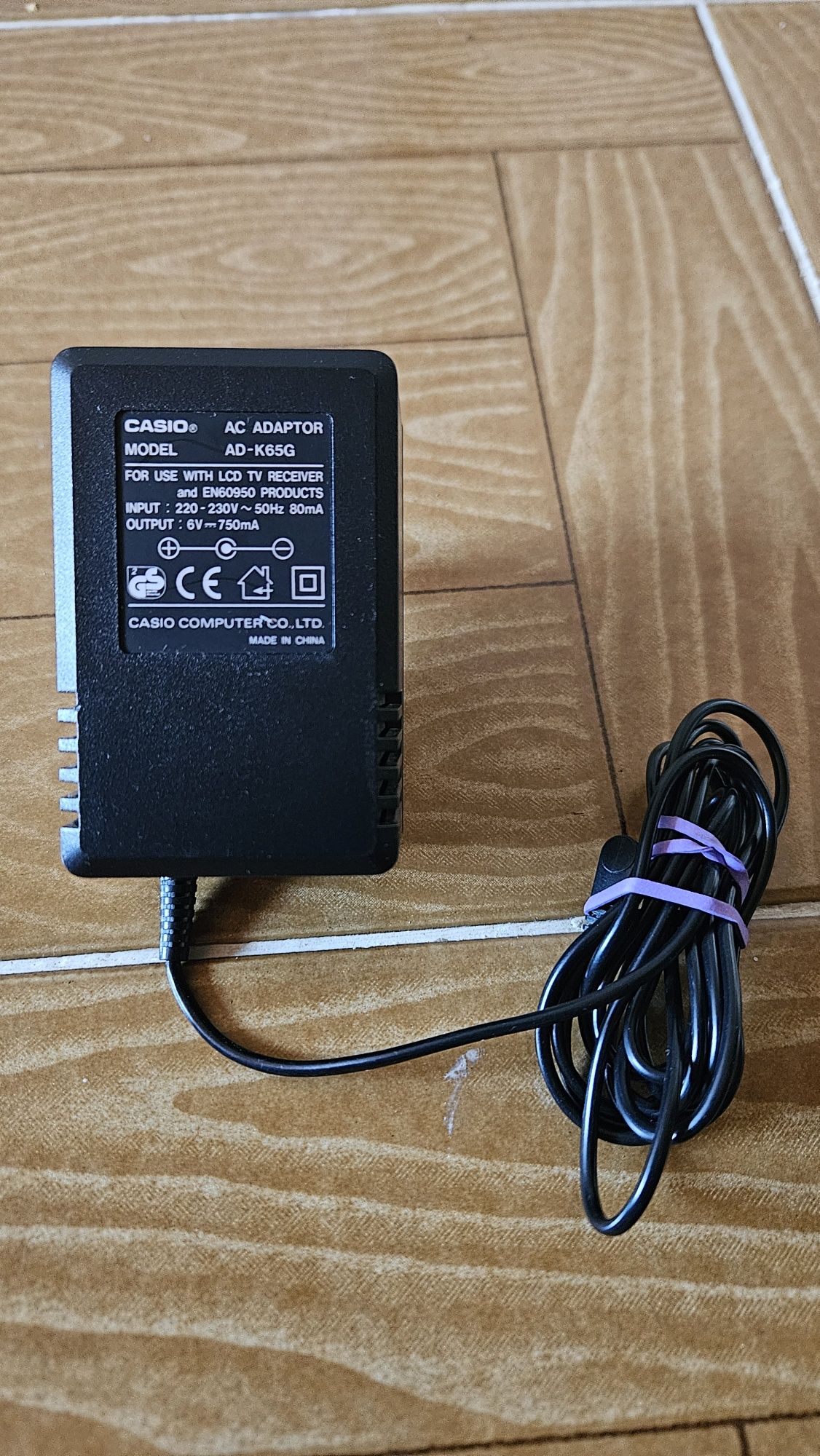 Mini TV Casio TV-6100 com Carregador + Cabo Jack AV