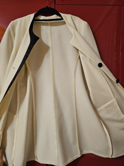 Жіночий білий піджак