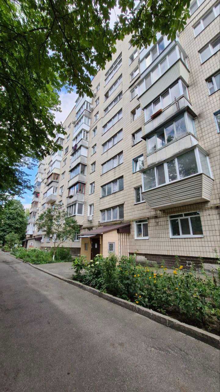 Продаж 2к біля метро 5 хв. Теремки вул.Глушкова 32. Вільна.