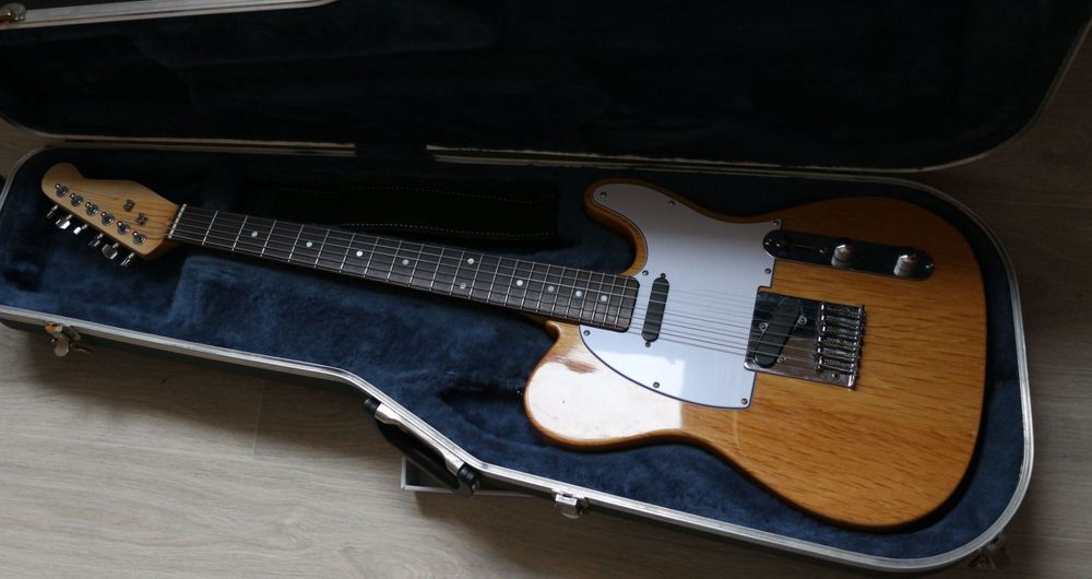 Електрогітара, кофр та комбік - набір початківця.