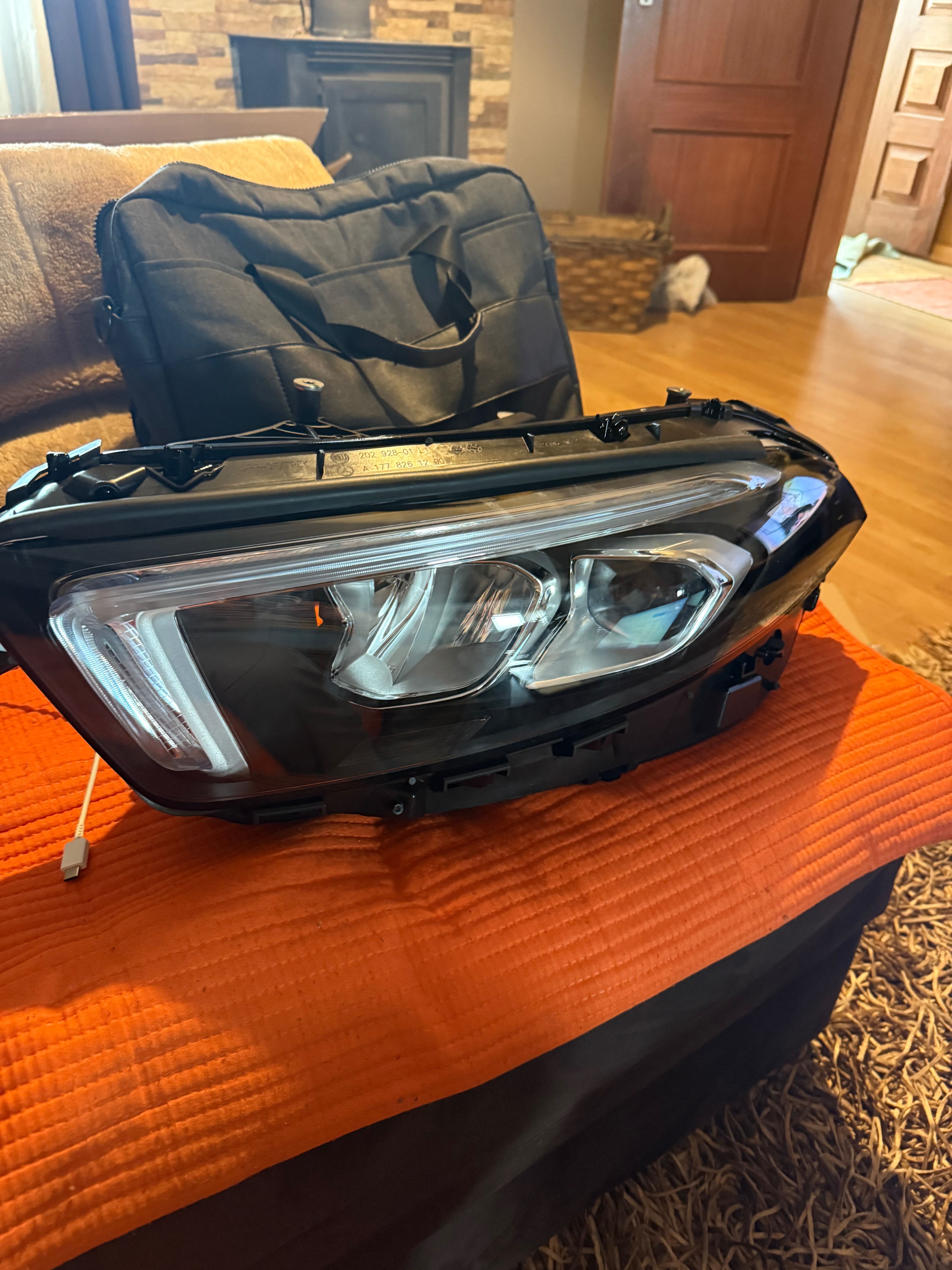 Farol Mercedes novo