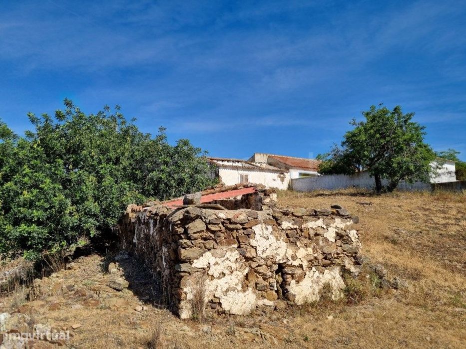 Terreno Misto com Ruína e Vista Panorâmica
