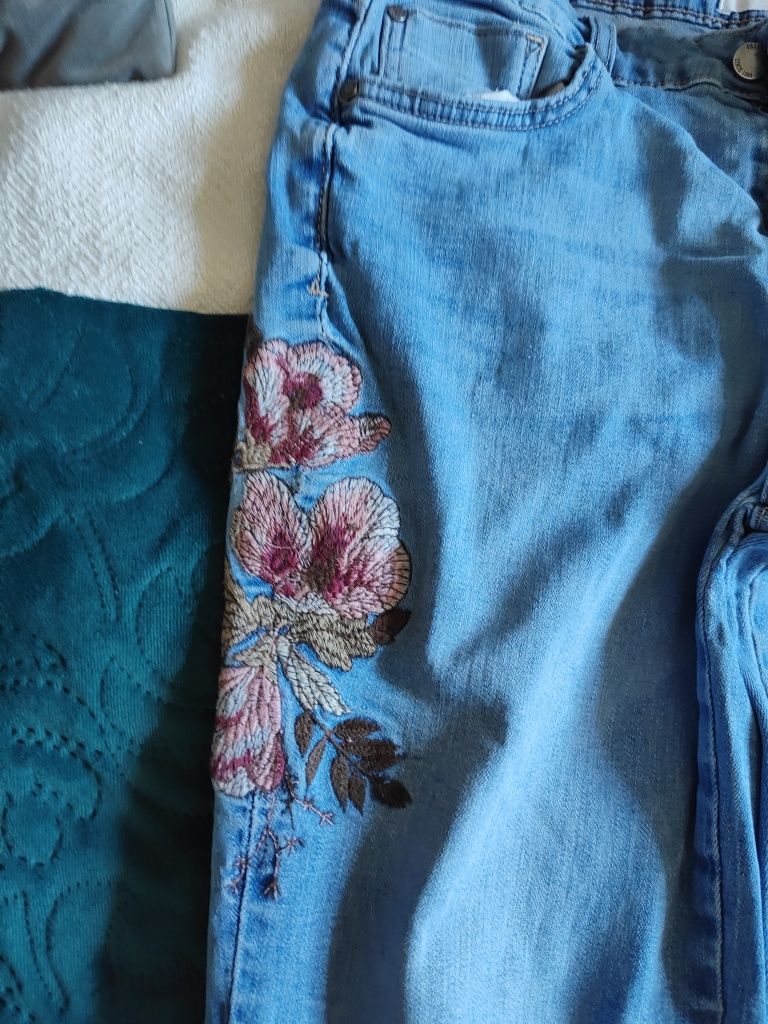 Spodnie jeansowe Reserved r. 38 motyw kwiatowy
