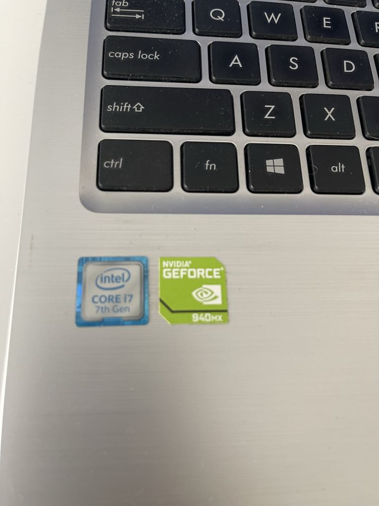 Laptop ASUS 12GB ram i7 SSD 500gb 15’6 R558UQ-DM871D