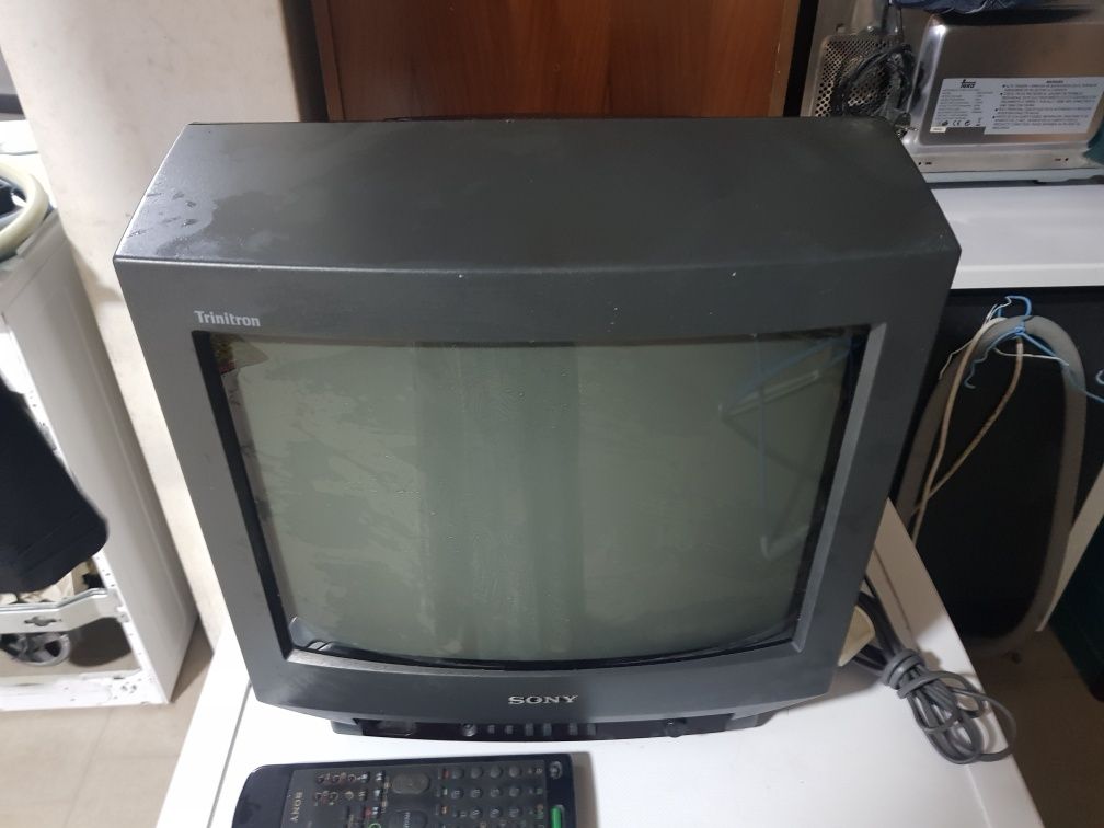Televisor sony a funcionar bem,  com comando