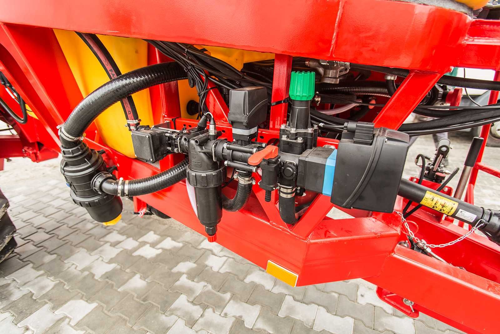 Opryskiwacz polowy przyczepiany rozkład. hydraulicznie PROTON - TORO