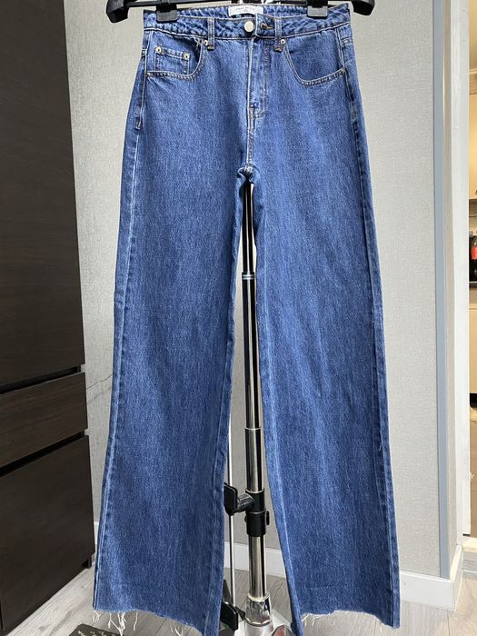 Джинси прямого крою.Ідеально лежать по фігурі