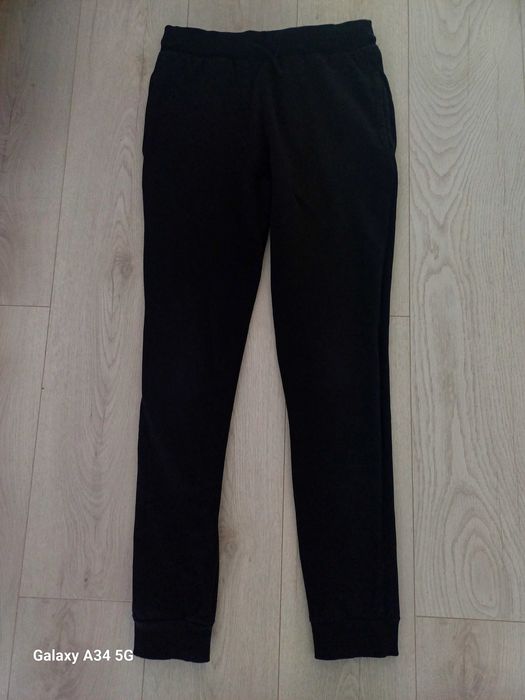 Spodnie dresowe chłopięce czarne. Rozmiar 170 cm