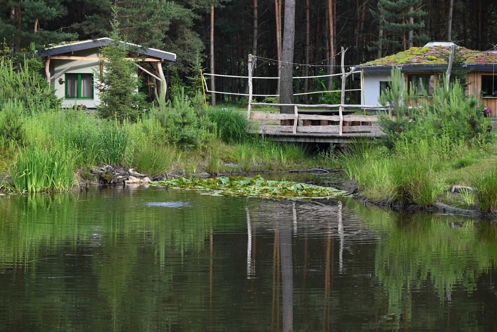 Wypoczynek. Naturalne domki ze słomy i gliny – cisza, las i relaks