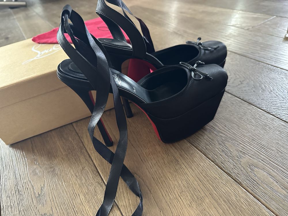Ekskluzywne szpilki Christian Louboutin – model z czerwoną podeszwą