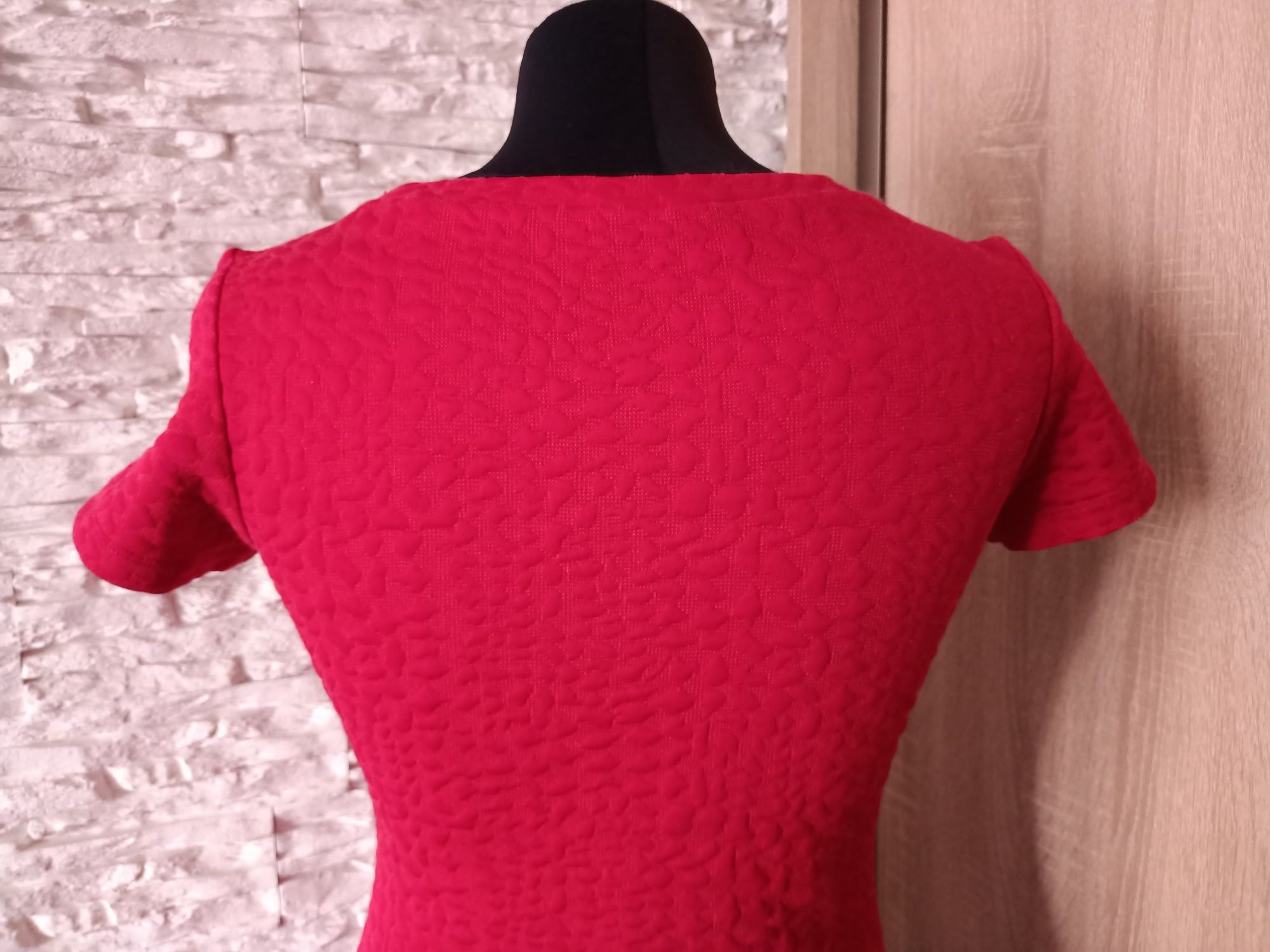 Czerwona dopasowana krótka sukienka Reserved