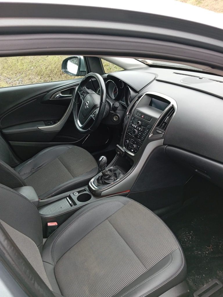 Opel Astra J Cosmo 1.7l diesel 2011 rok